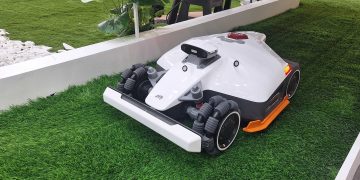 This new robot mower switches between LiDAR, RTK and cameras to make sure it never gets lost