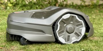 Husqvarna Automower 305E NERA review: efficient cutting spoiled by temperamental behavior