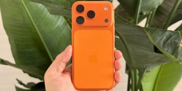 Cosmic Orange iPhone 17 Pro changing color to pink for some