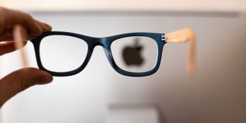 Apple’s future AR glasses could have a neat trick to improve your vision on the fly
