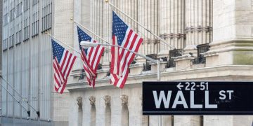 Wall Street Rises on Strong Earnings