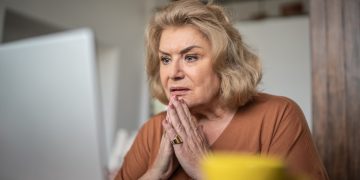 WhatsApp and Messenger add new warnings to help older people avoid online scams