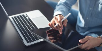 5 reasons why freelancers and solopreneurs need to move away from Windows 10 as soon as possible