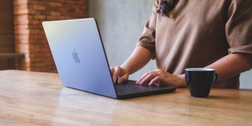 Apple Planning A Chromebook Killer? iPhone-Maker’s New Budget Mac Will Target Students, Businesses And Casual Users: Report – Alphabet (NASDAQ:GOOG), Apple (NASDAQ:AAPL)