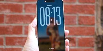 How to stretch the clock on your lock screen in iOS 26