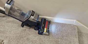 Shark Stratos Upright AZ3002 review: a straightforward vacuum with powerful suction