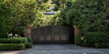 Mark Zuckerberg Opened an Illegal School at His Palo Alto Compound. His Neighbors Revolted